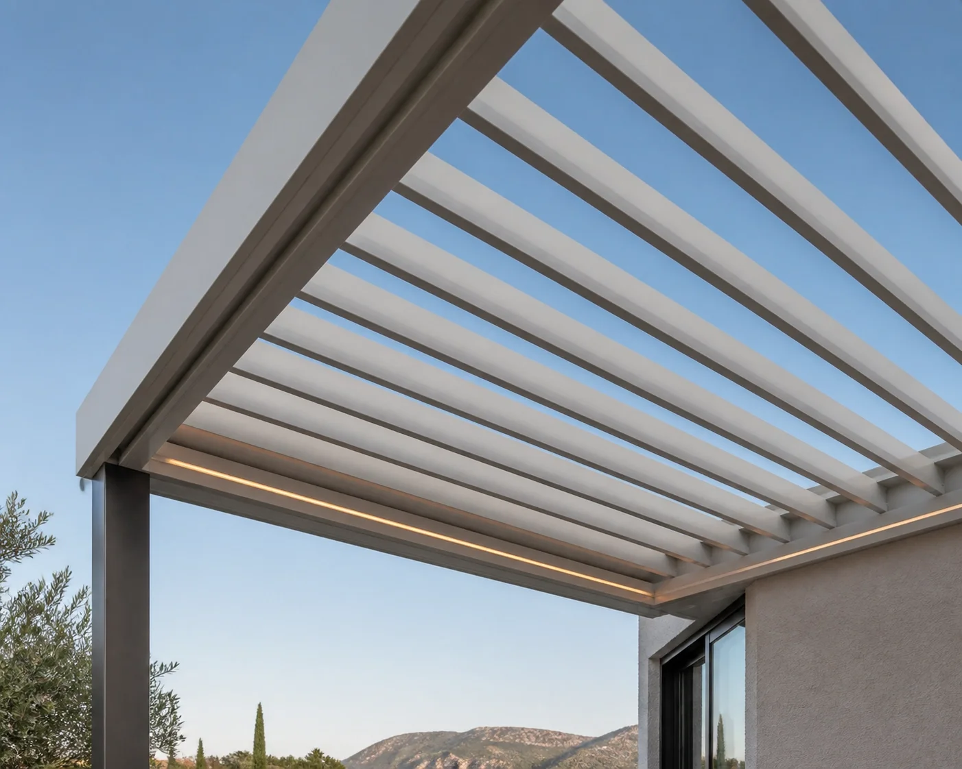 Modernes Lamellendach in Wien mit verstellbaren Aluminium-Lamellen für Outdoor Living.