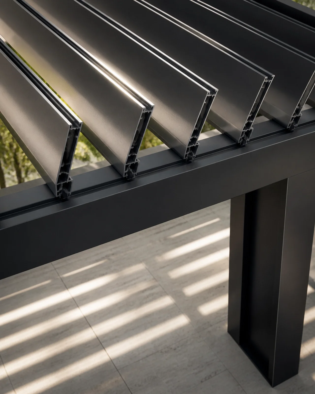 Detailaufnahme von drehbaren Aluminium-Lamellen eines bioklimatischen Daches