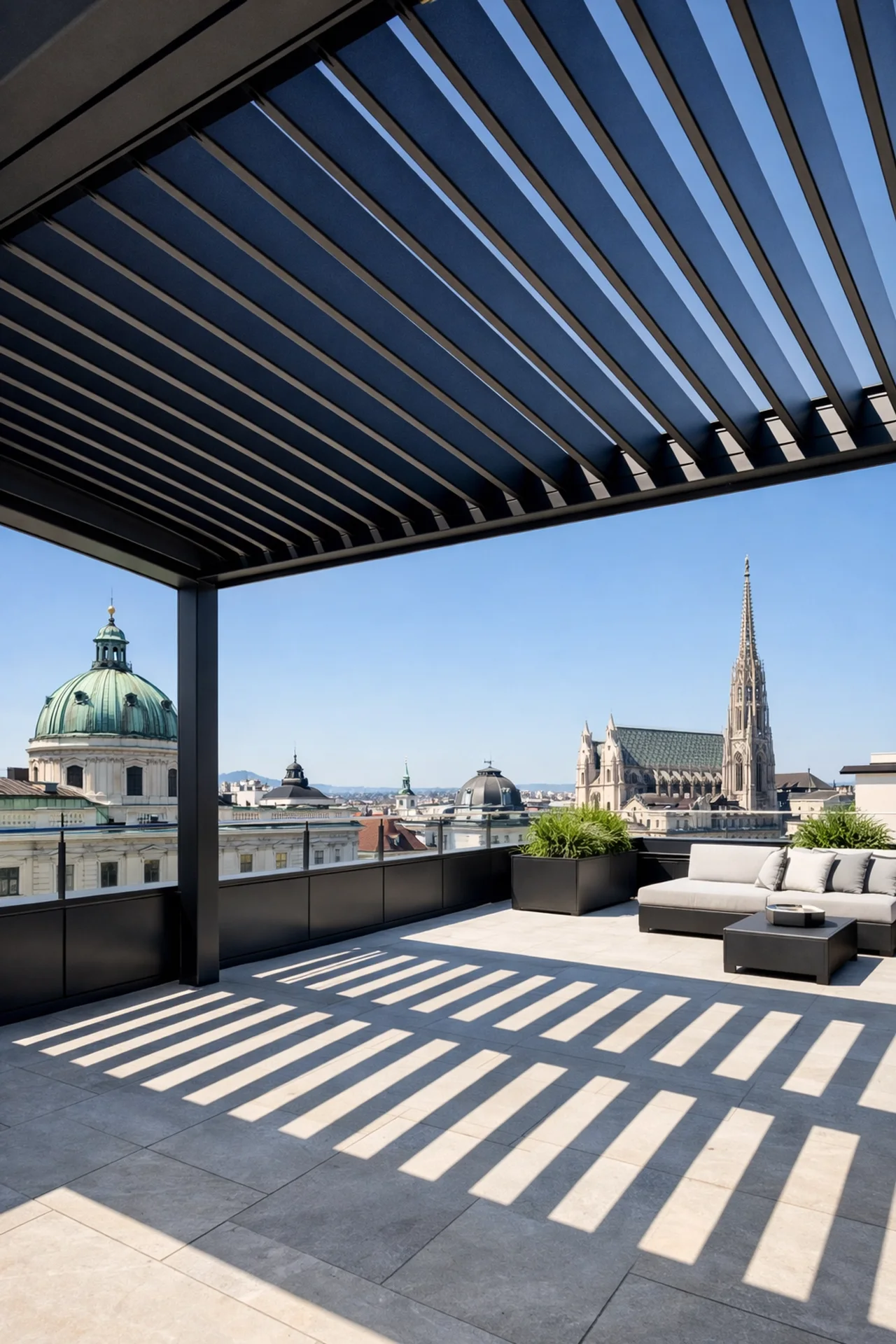 Modernes Lamellendach in Wien auf einer exklusiven Dachterrasse mit anthrazitfarbenen Aluminium-Lamellen.