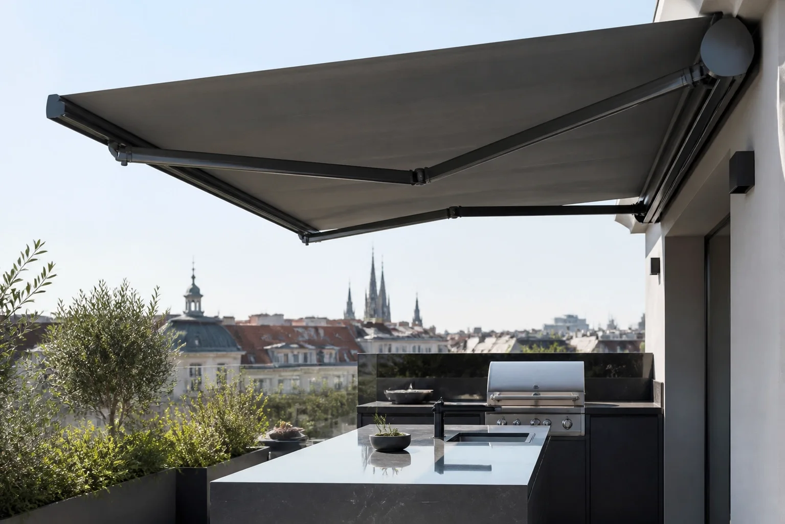 Stabile Scherenarmmarkise in Wien über einer luxuriösen Außenküche auf einer Dachterrasse.