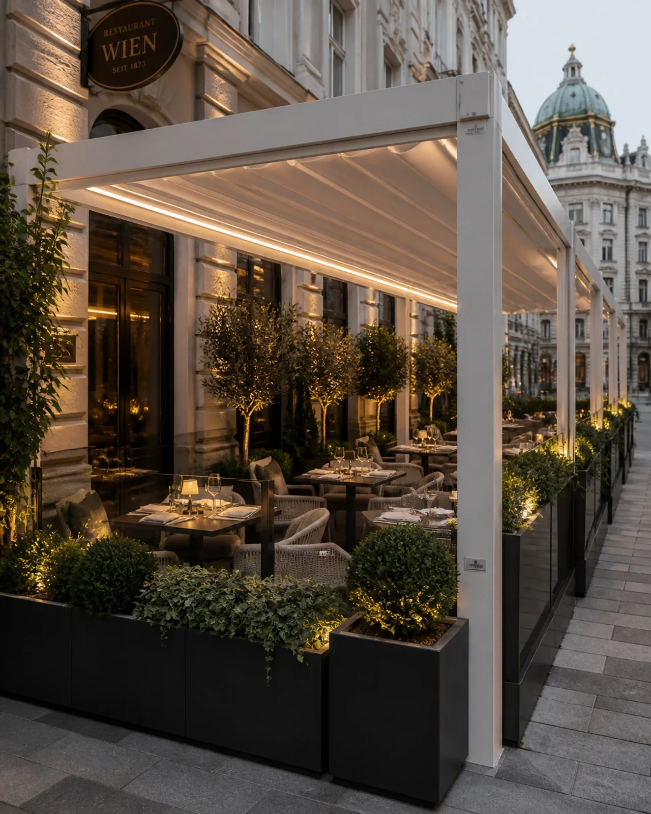 Stilvoller Außenbereich eines Wiener Restaurants mit einem großen weißen Pergolasystem