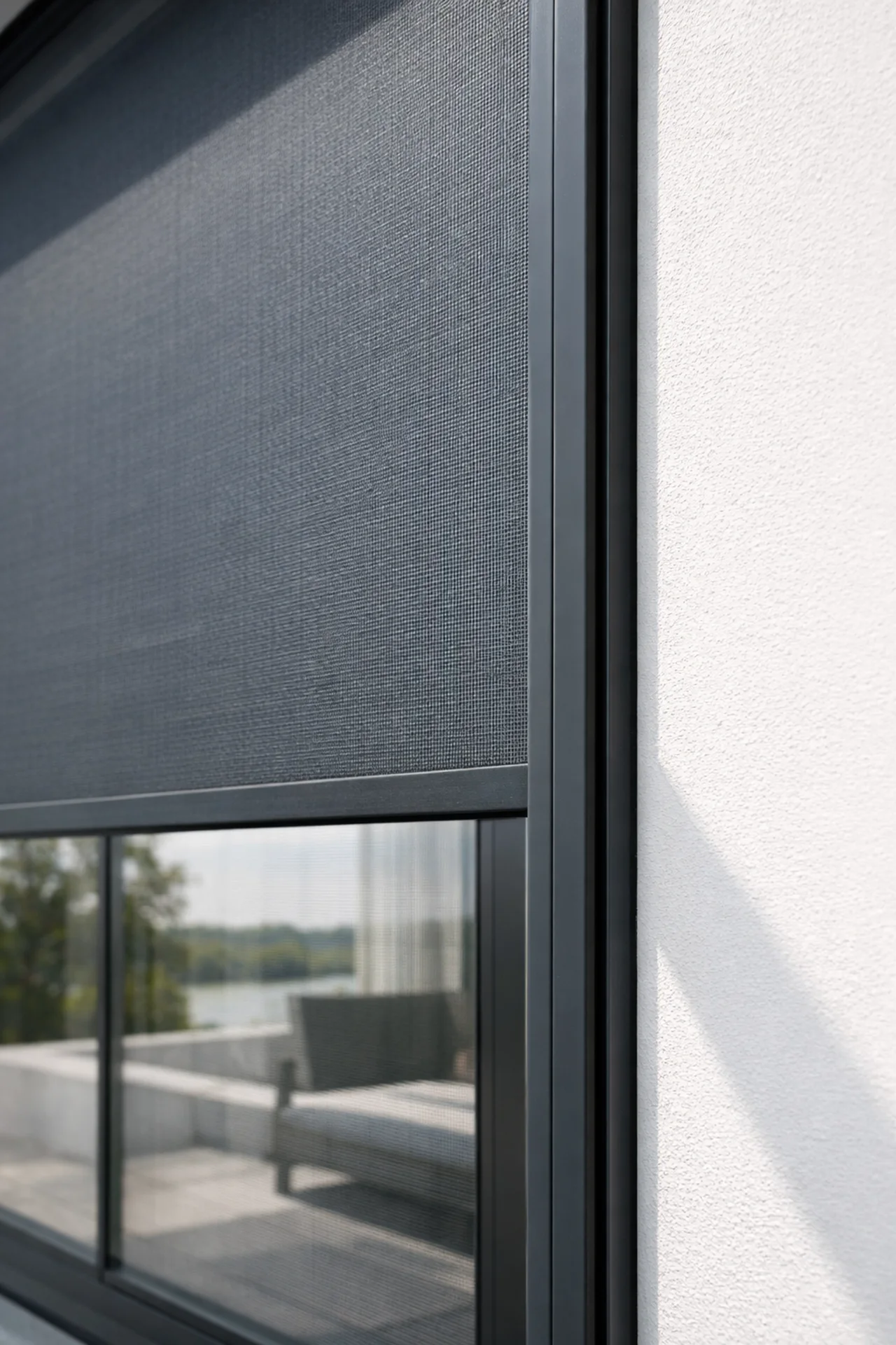 Moderner Zip Screen in Wien für windstabilen Sonnenschutz und klare Durchsicht am Fenster.