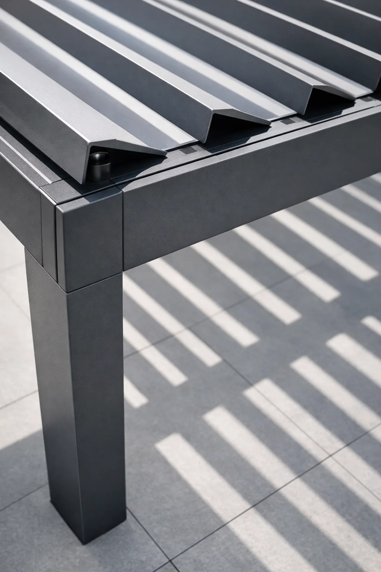 Detailaufnahme eines Aluminium Lamellendachs in Wien mit verstellbaren Lamellen für optimalen Schatten.