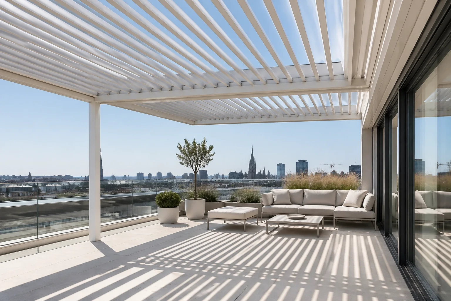 Weißes bioklimatisches Lamellendach in Wien auf einer modernen Penthouse-Terrasse.