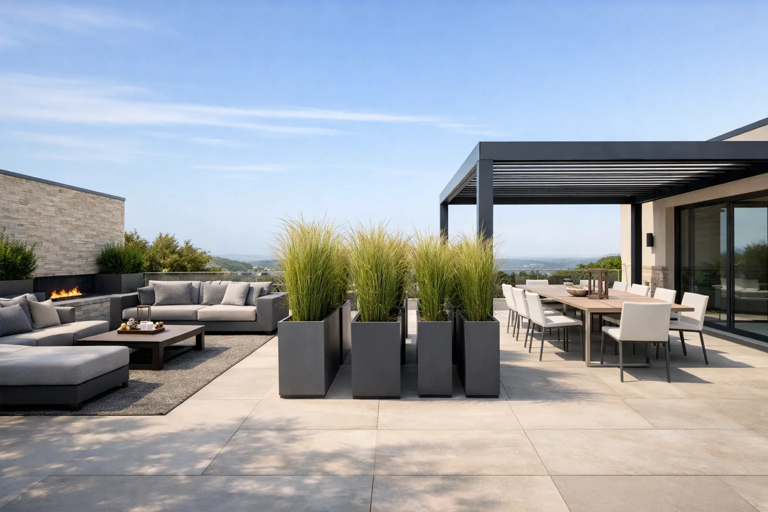 Stilvolle Terrassengestaltung in Wien mit moderner Pergola und zoniertem Loungebereich.