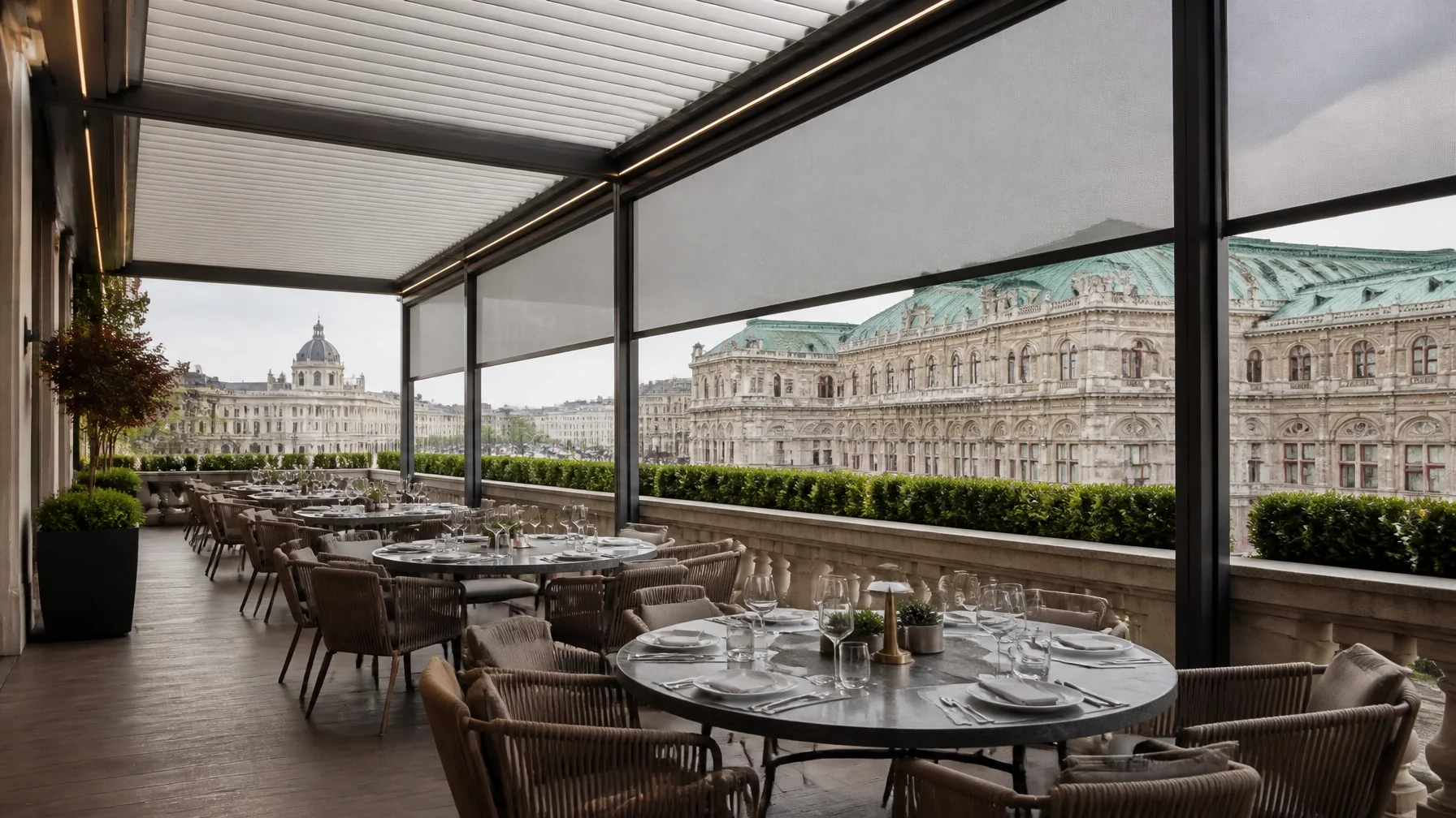 Ein moderner Wiener Gastgarten mit großem Pergola-System und Windschutz