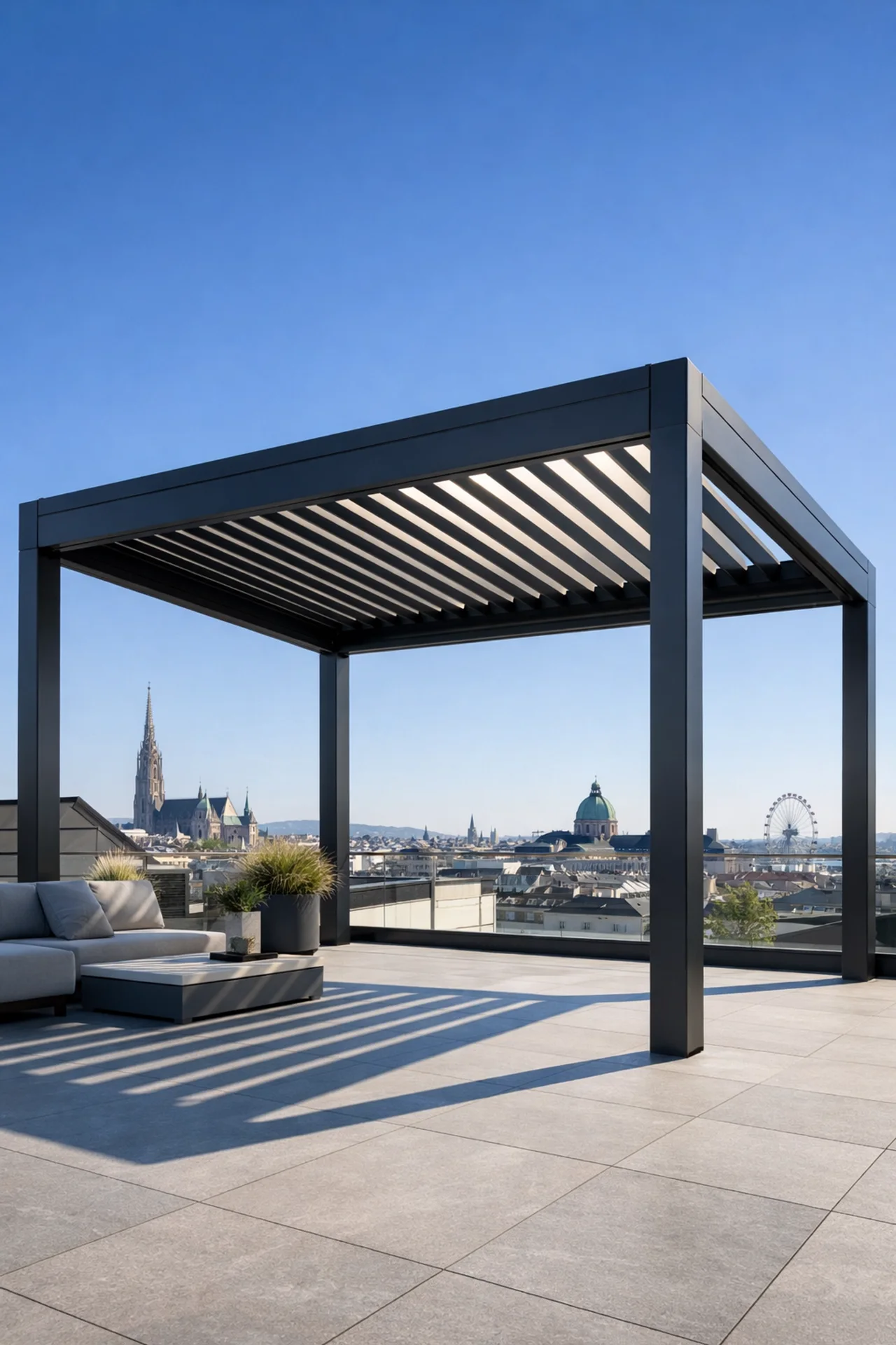 Modernes anthrazitfarbenes Lamellendach auf einer Wiener Dachterrasse mit Stadtblick.