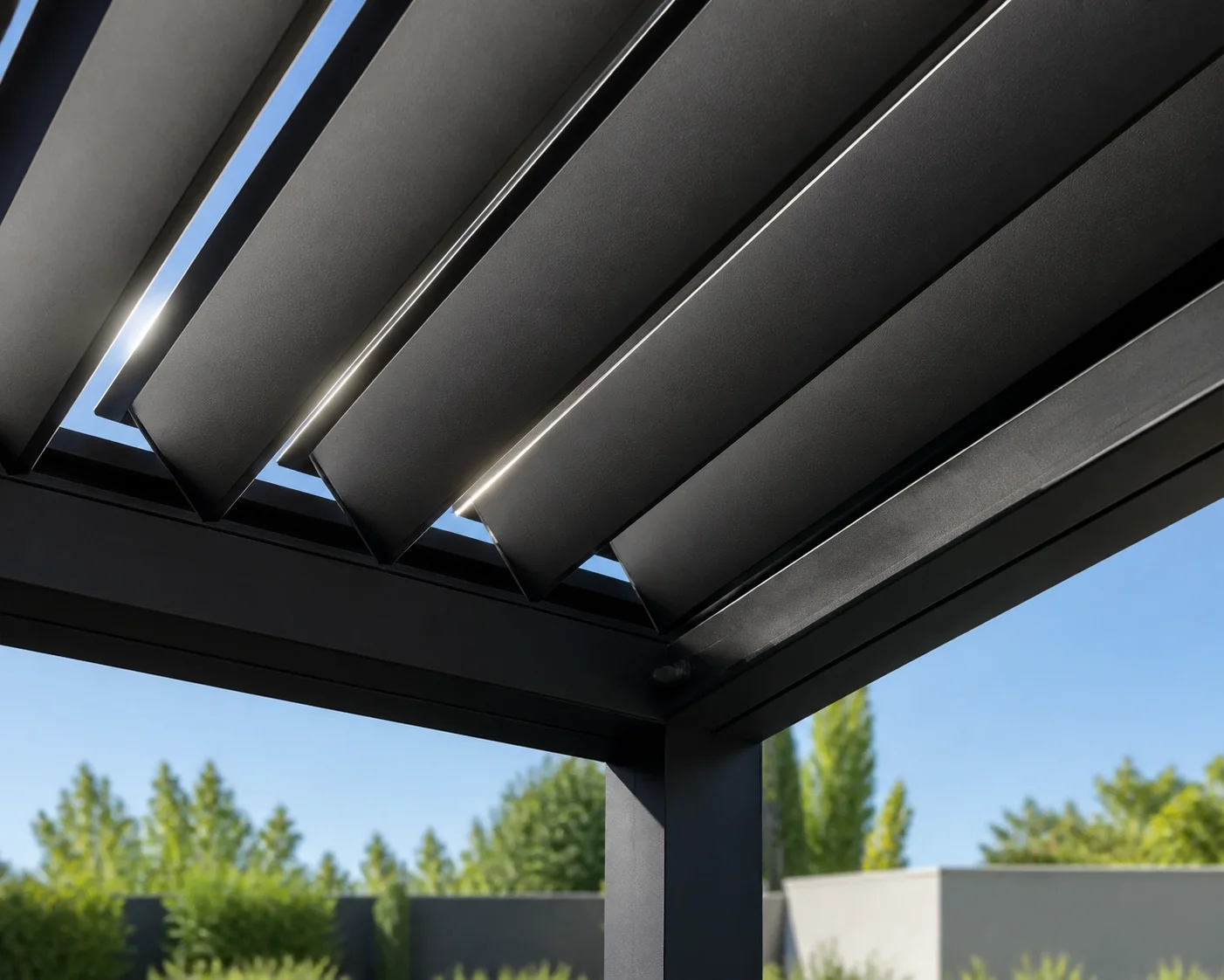 Hochwertiges Lamellendach aus anthrazitfarbenem Aluminium mit verstellbaren Lamellen.