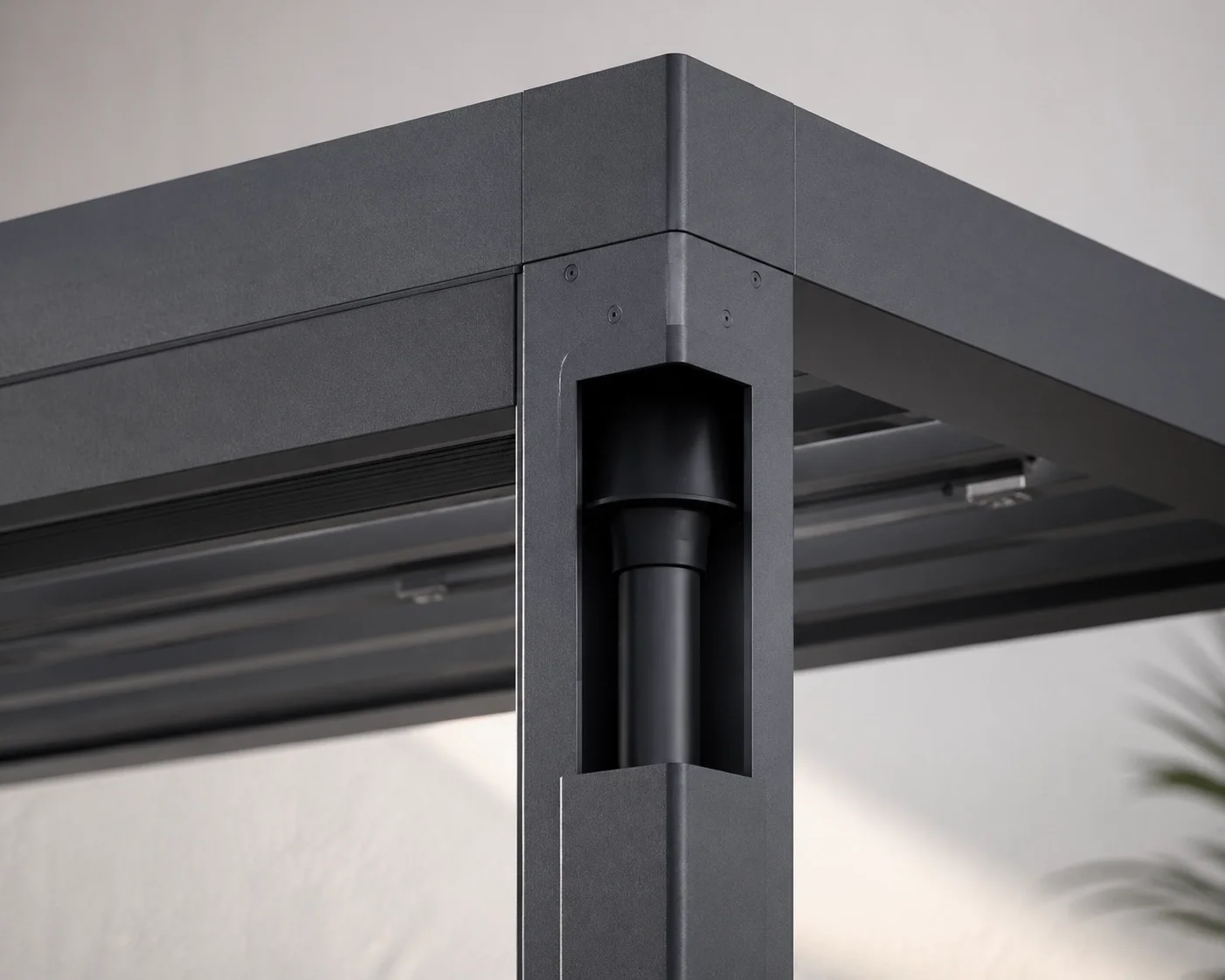 Hochwertige Eckverbindung einer maßgefertigten Aluminium-Pergola mit integriertem Entwässerungssystem.