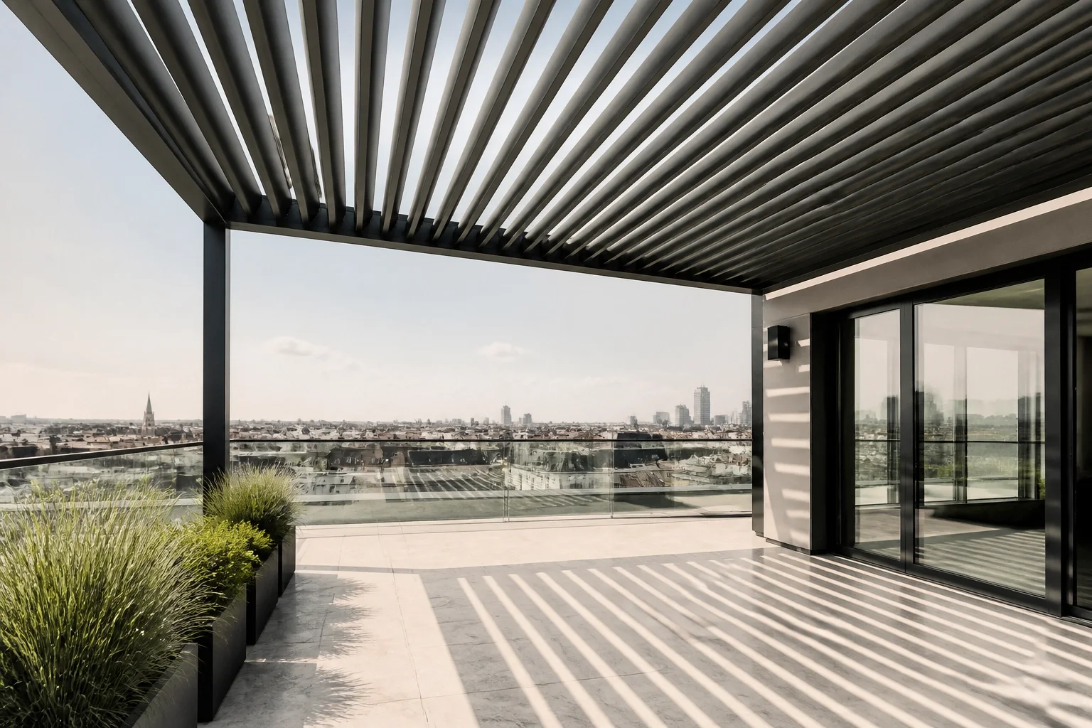 Modernes Lamellendach in Wien aus anthrazitfarbenem Aluminium für optimale Terrassen-Beschattung.