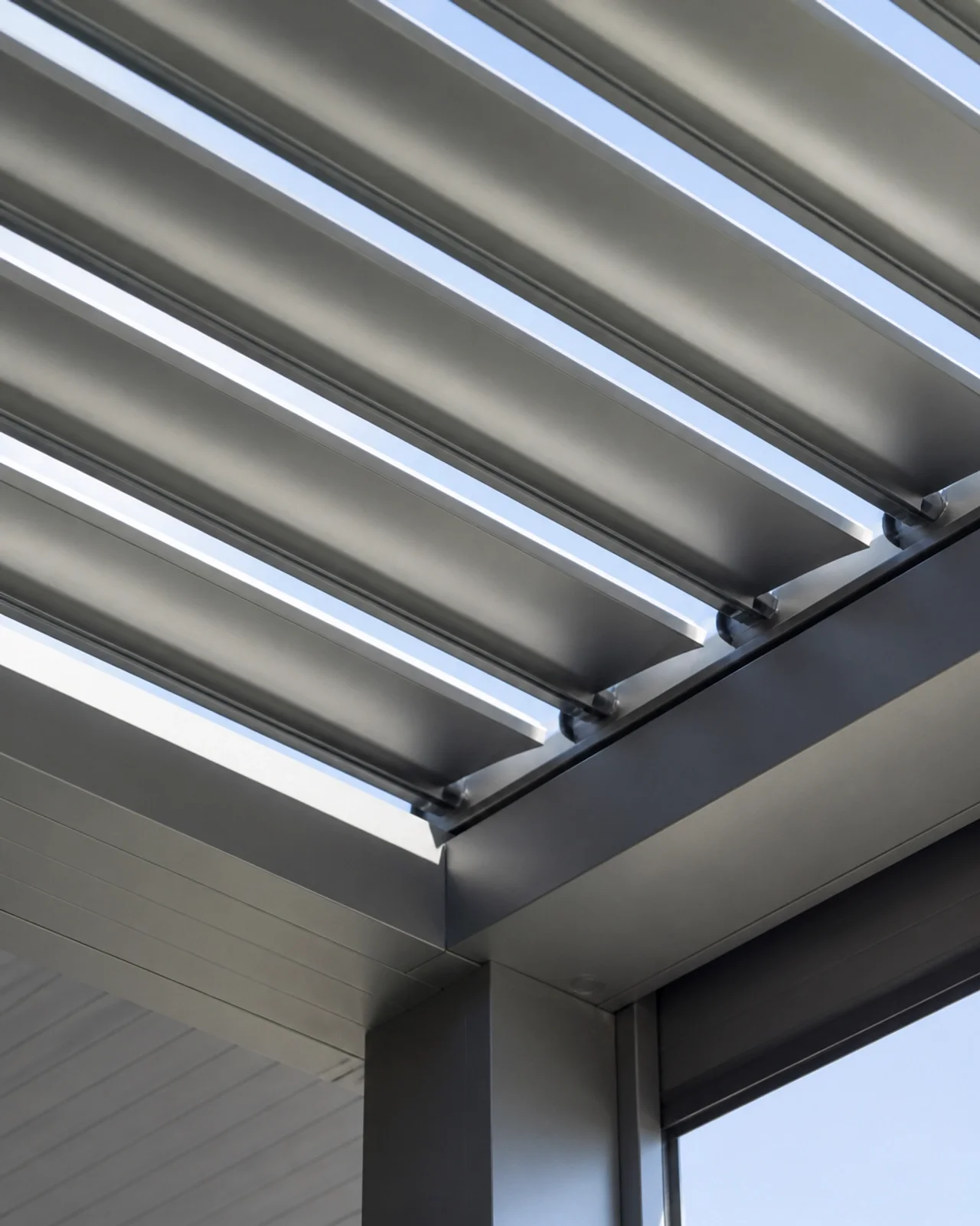 Detailaufnahme von motorisierten Aluminiumlamellen eines Terrassendachs