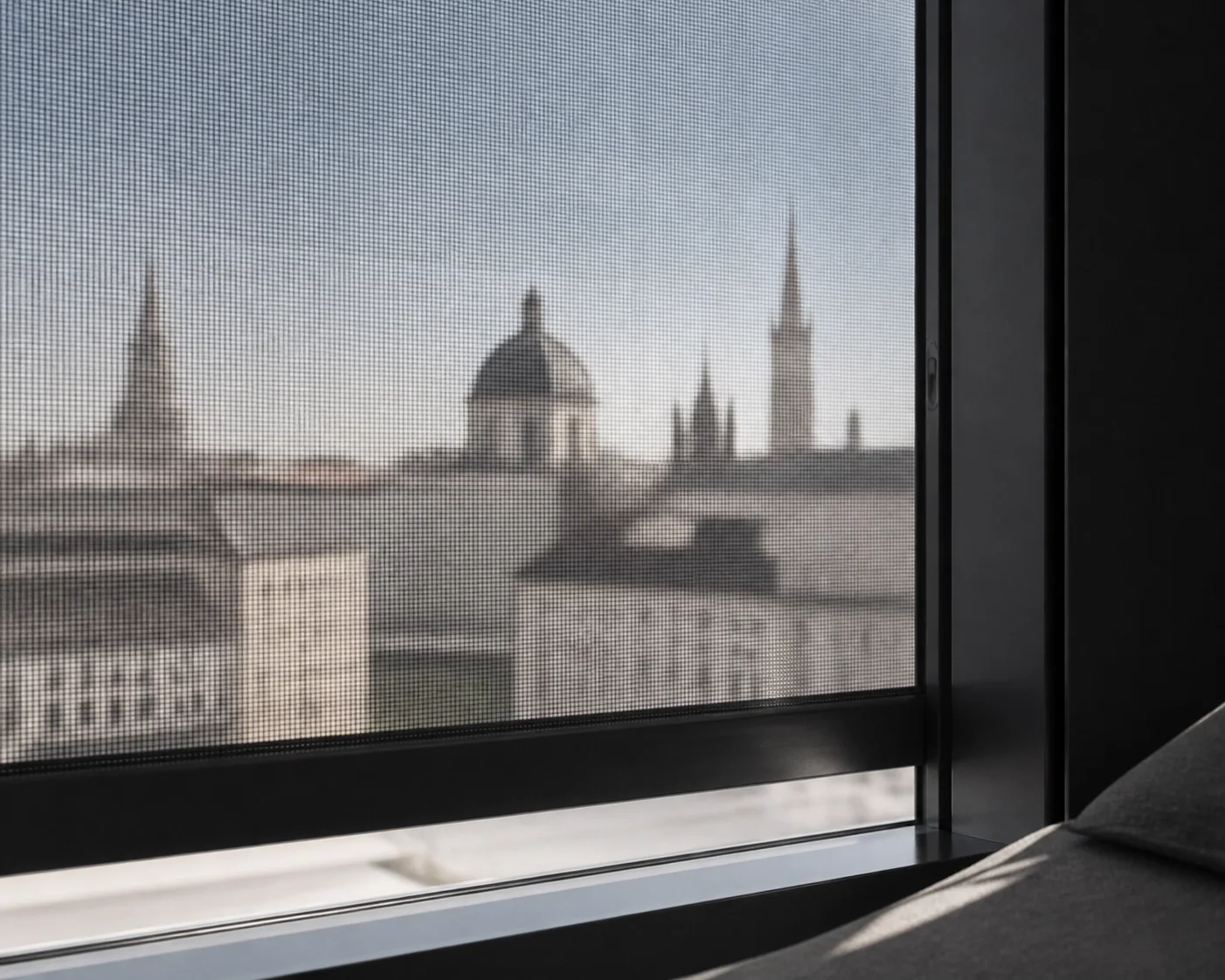 Blick durch einen transparenten Zip Screen auf Wien für optimalen Sonnenschutz und Hitzeschutz.