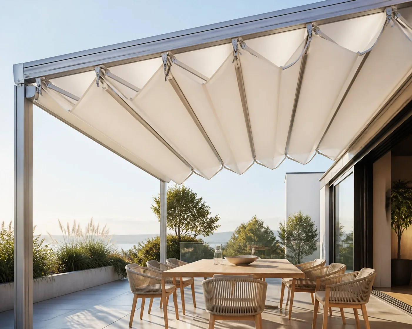 Elegante Terrassenüberdachung mit cremefarbenem Faltdach und modernem Essbereich in Wien.
