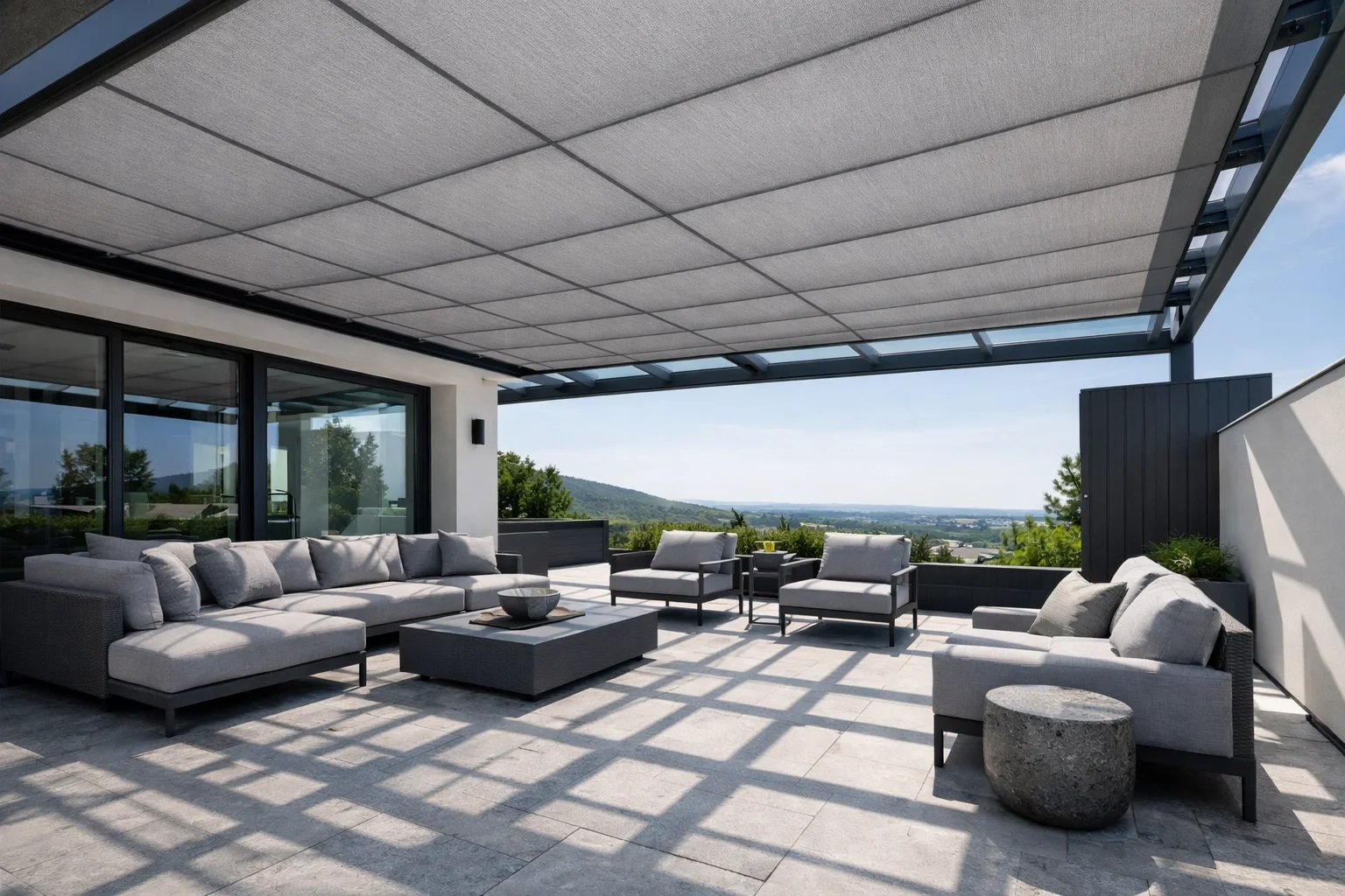 Beschattete Terrassenüberdachung mit elektrischer Aufglasmarkise für optimalen Hitzeschutz.