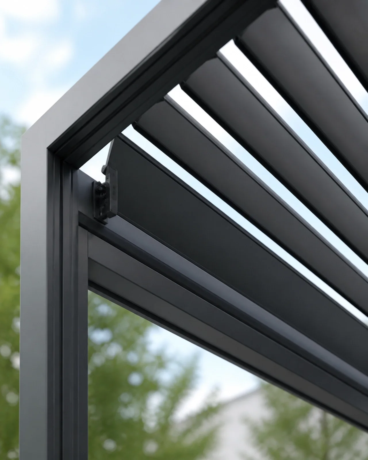 Nahaufnahme eines modernen Aluminium-Lamellendachs in Anthrazit