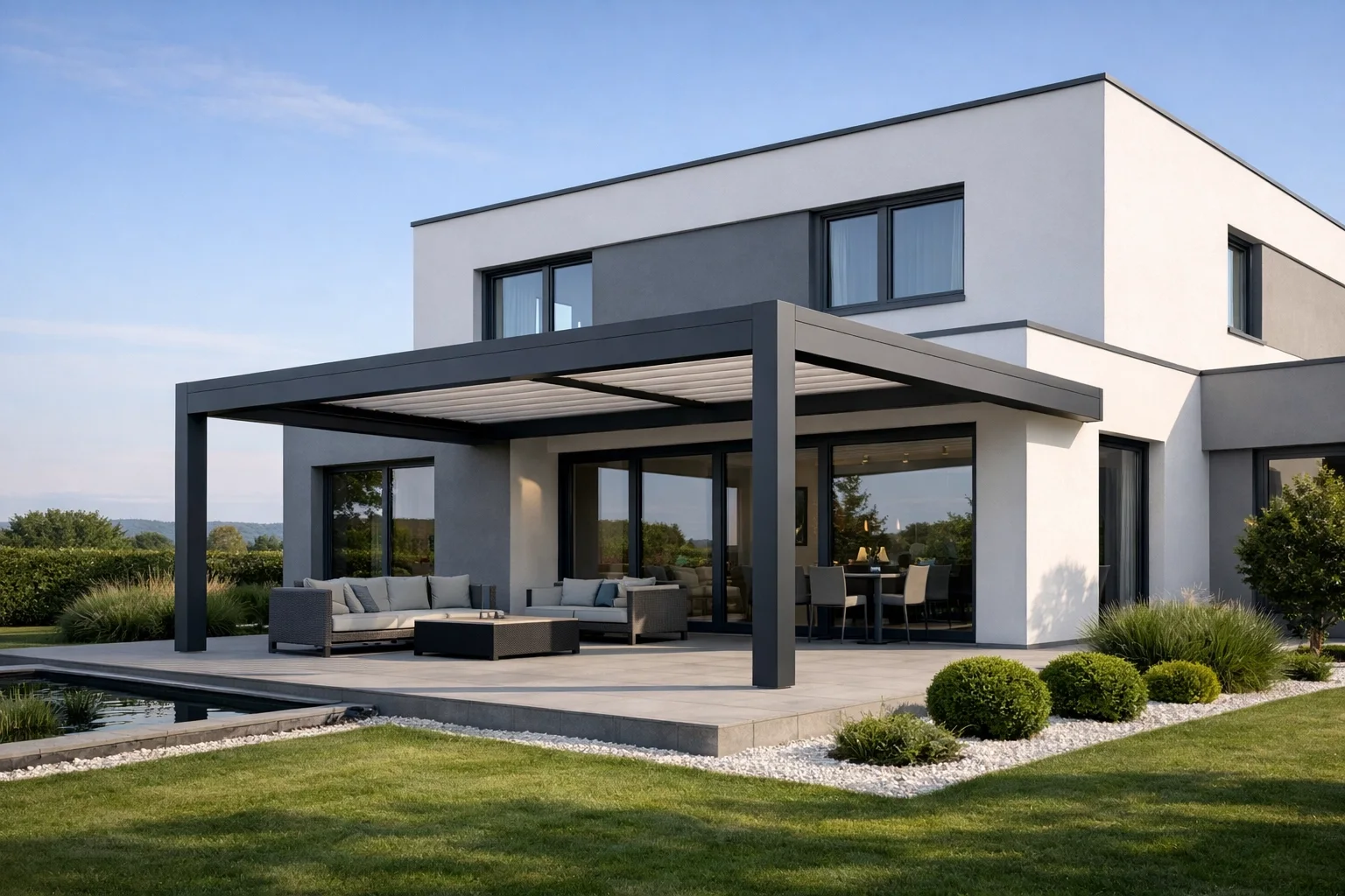 Moderne Terrassenüberdachung in Niederösterreich, harmonisch integriert in die Hausarchitektur.