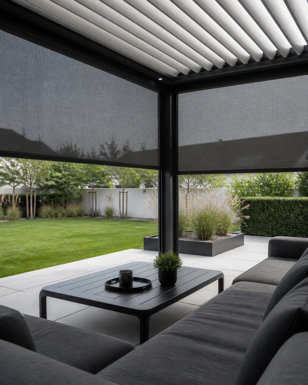 Seitenansicht einer Pergola mit teilweise heruntergefahrenen ZIP-Screens