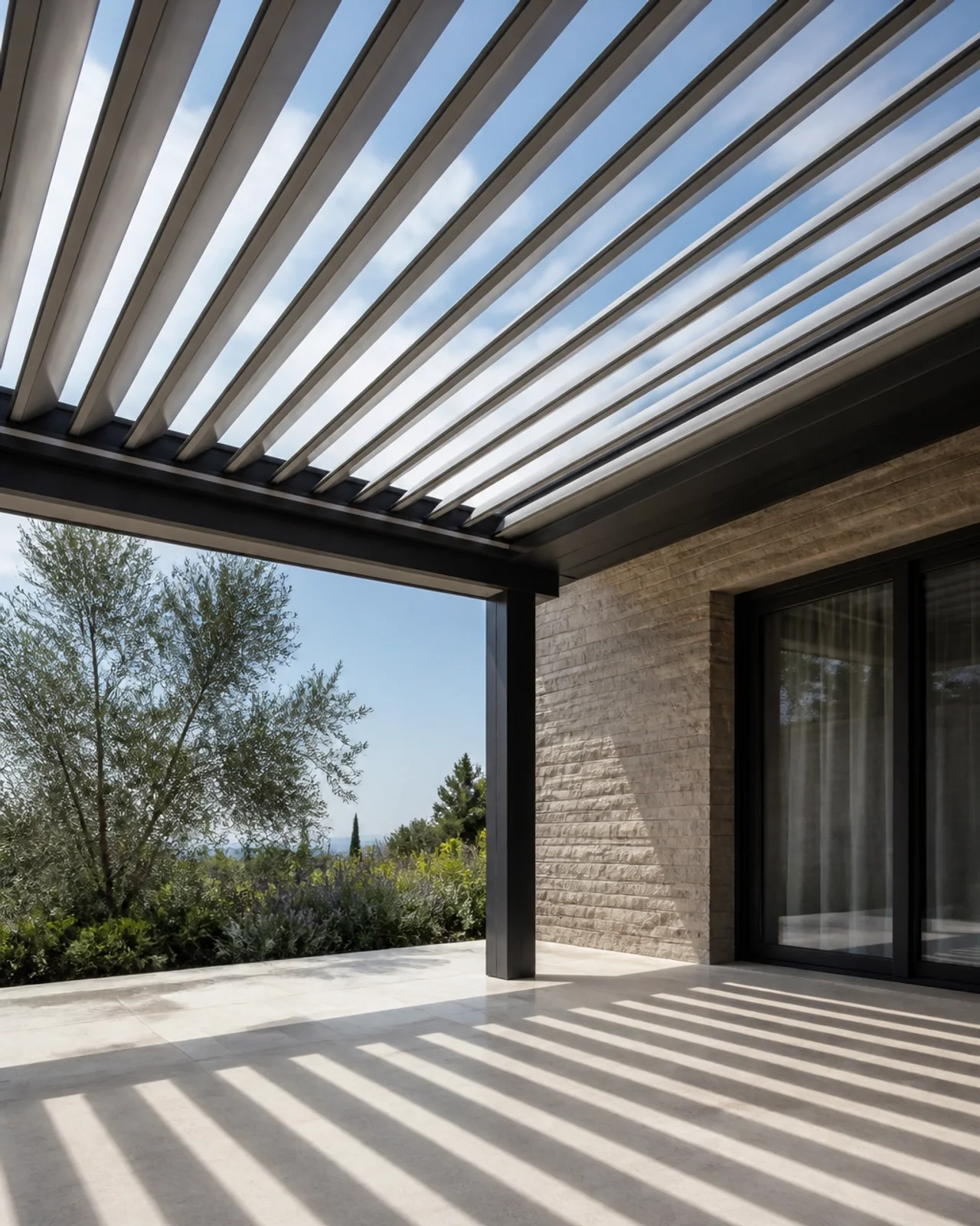 Details eines Lamellendachs mit Licht und Schatten