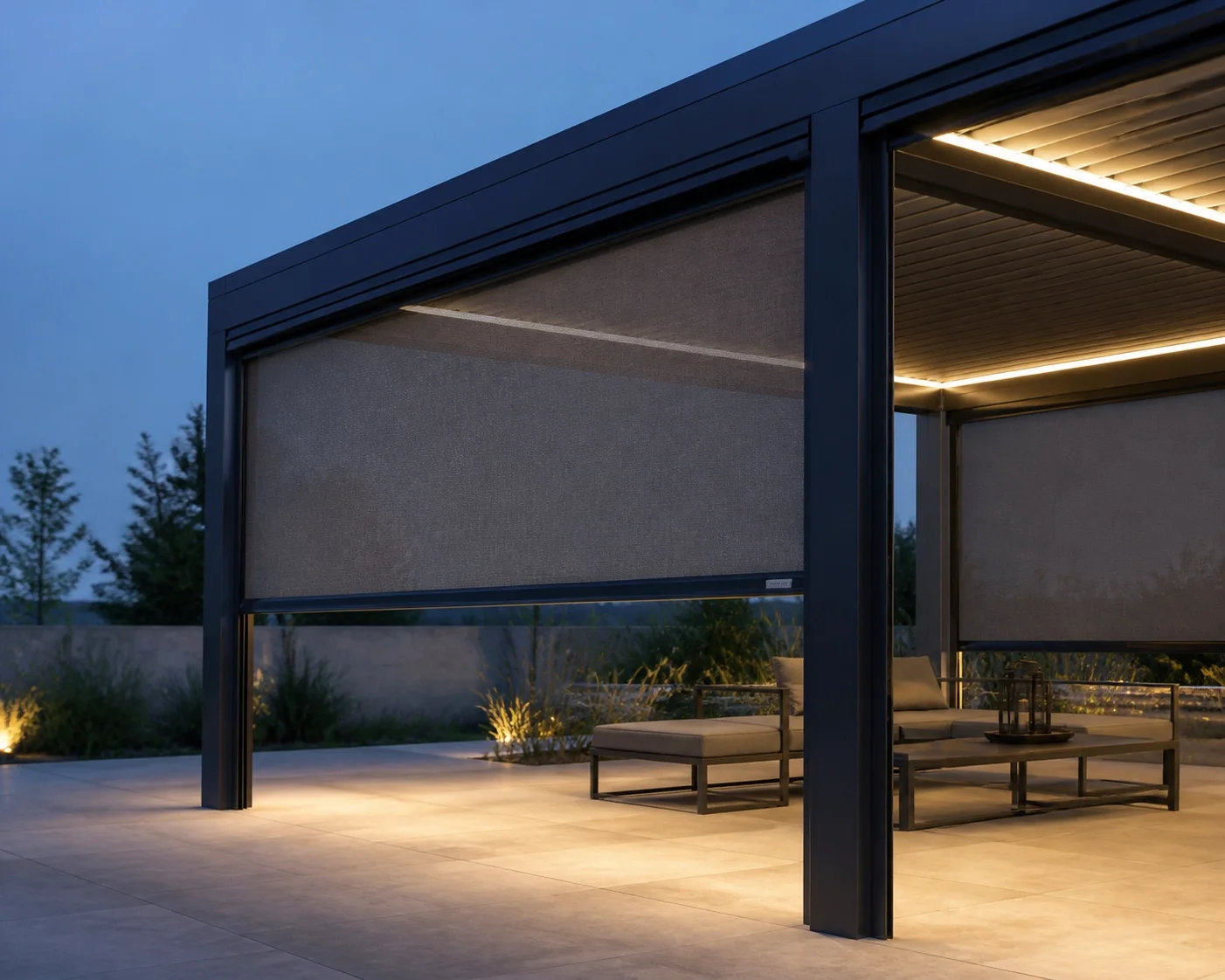 Pergola Wien in Anthrazit mit funktionalen Senkrechtmarkisen für optimalen Windschutz.