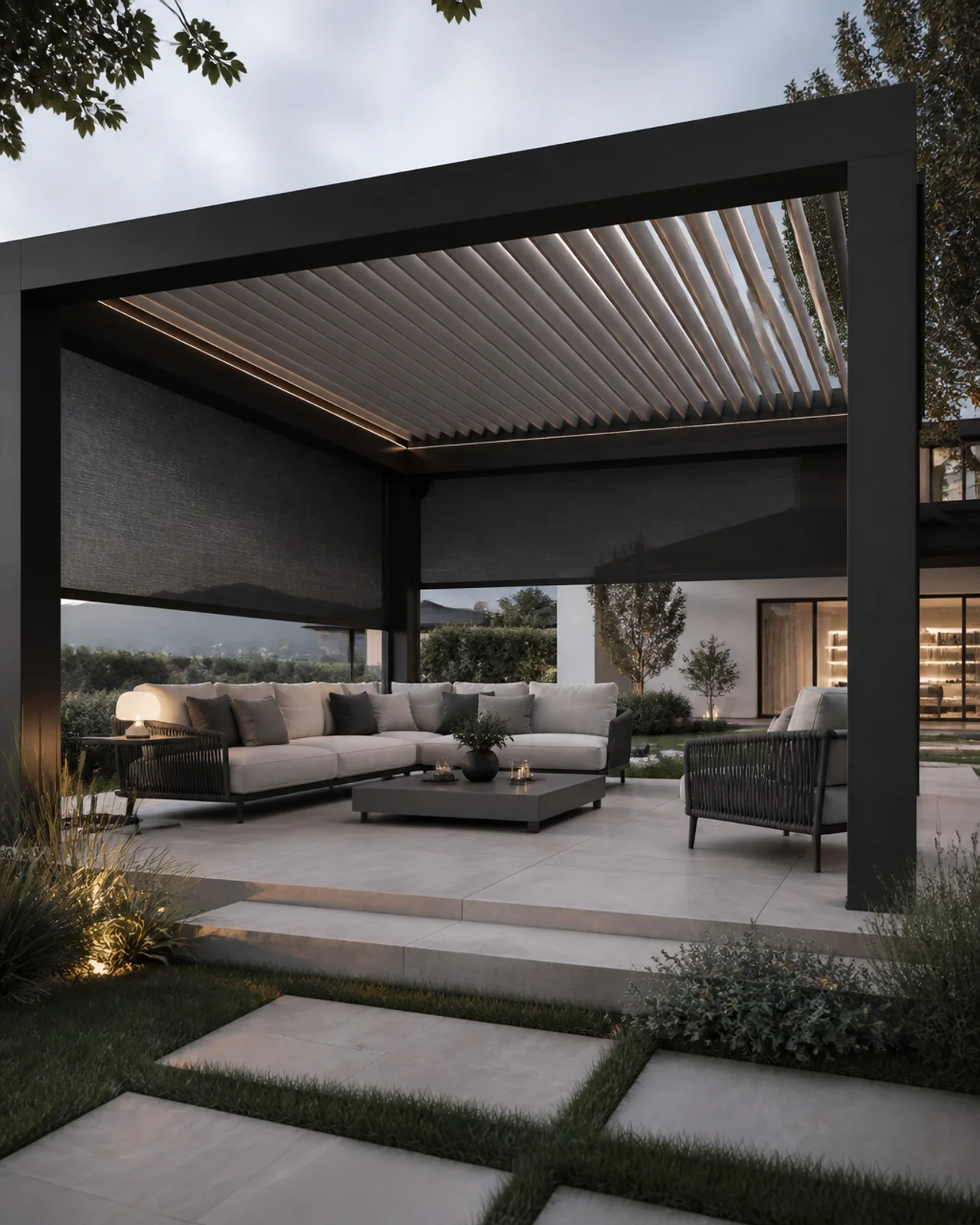 Pergola mit integrierten Zip-Screens für optimalen Windschutz