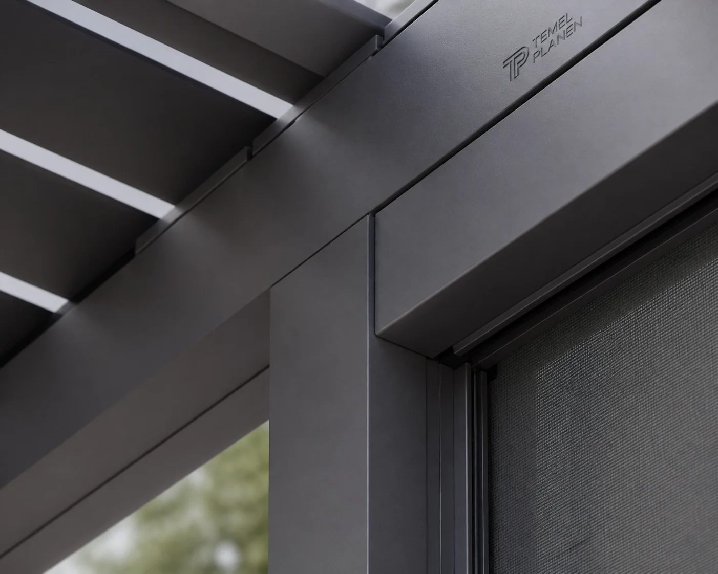 Präzise Eckverbindung einer maßgefertigten Terrassenüberdachung in Wien mit Zip-Screen Führung.