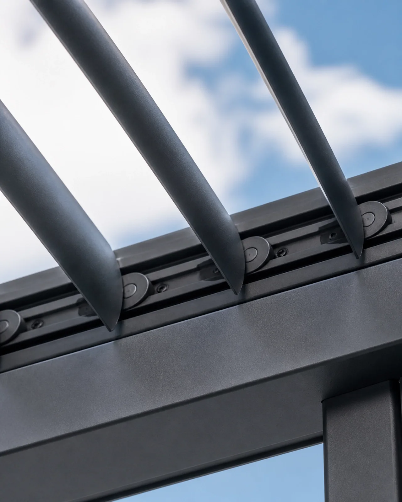 Detailaufnahme von hochwertigen Aluminium-Lamellen eines Lamellendachs