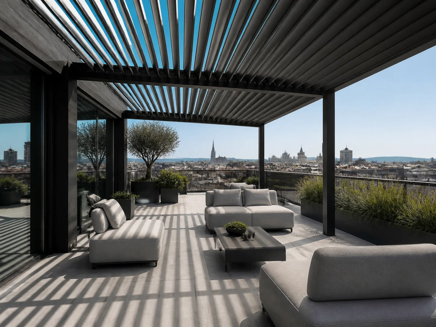 Modernes bioklimatisches Lamellendach in Wien auf einer Dachterrasse mit Blick auf die Skyline.