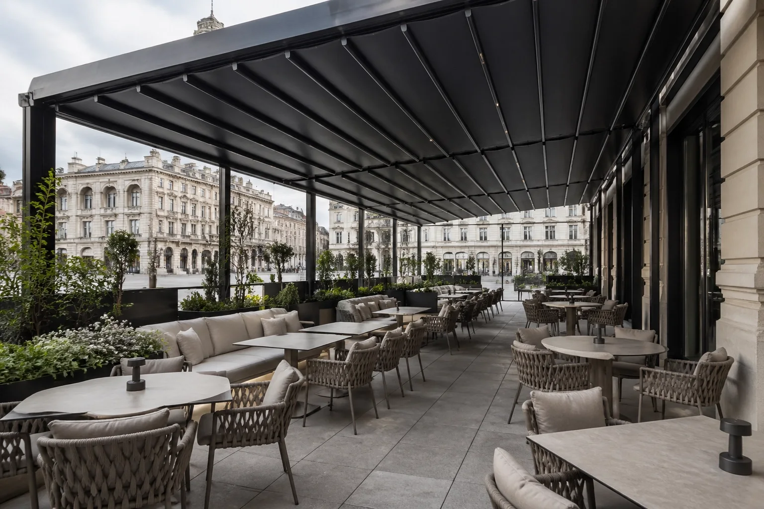 Schwarze Terrassenüberdachung Wien mit Faltdach für die Gastronomie