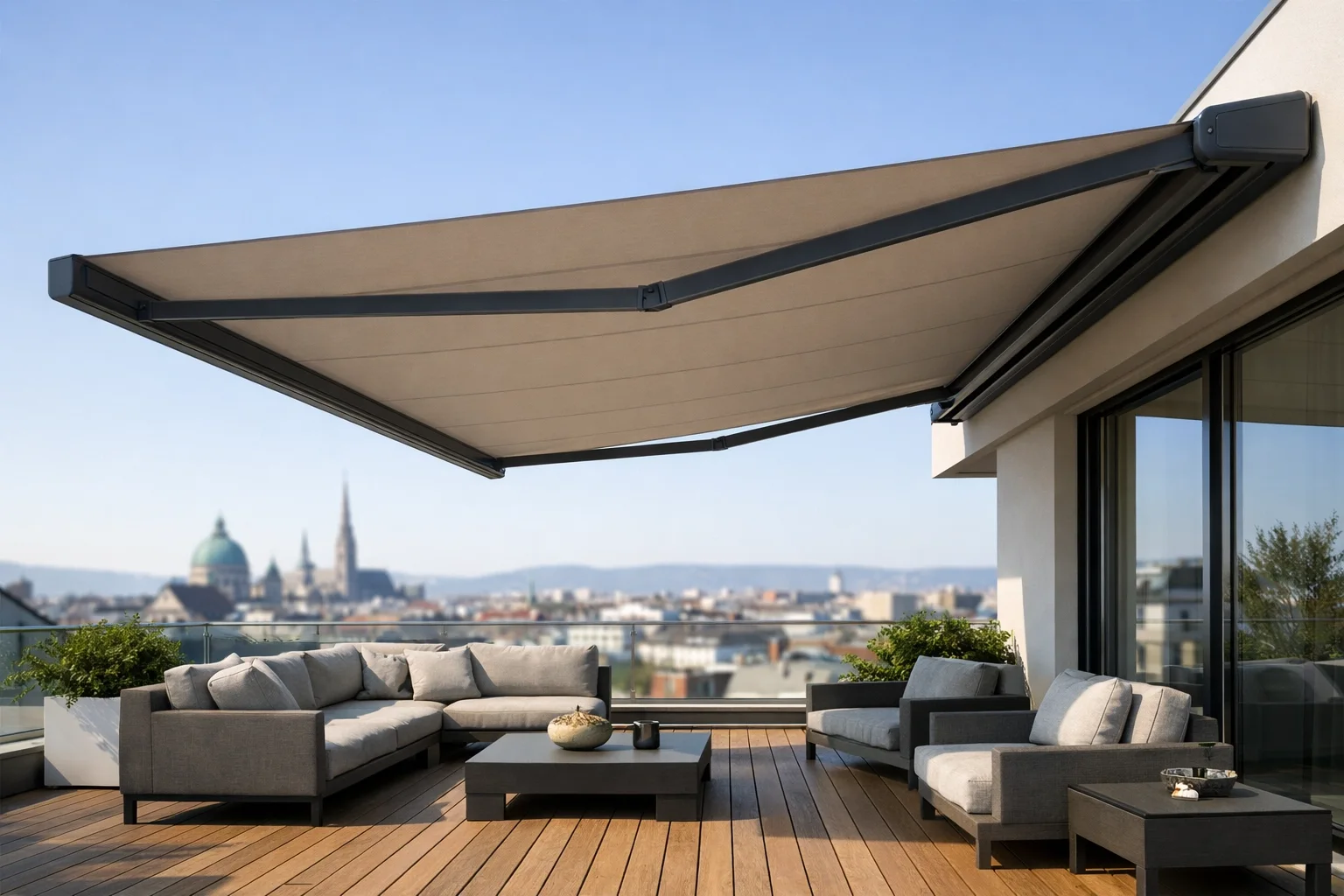 Elegante Kassettenmarkise in Wien für schattiges Outdoor Living auf einer Dachterrasse.