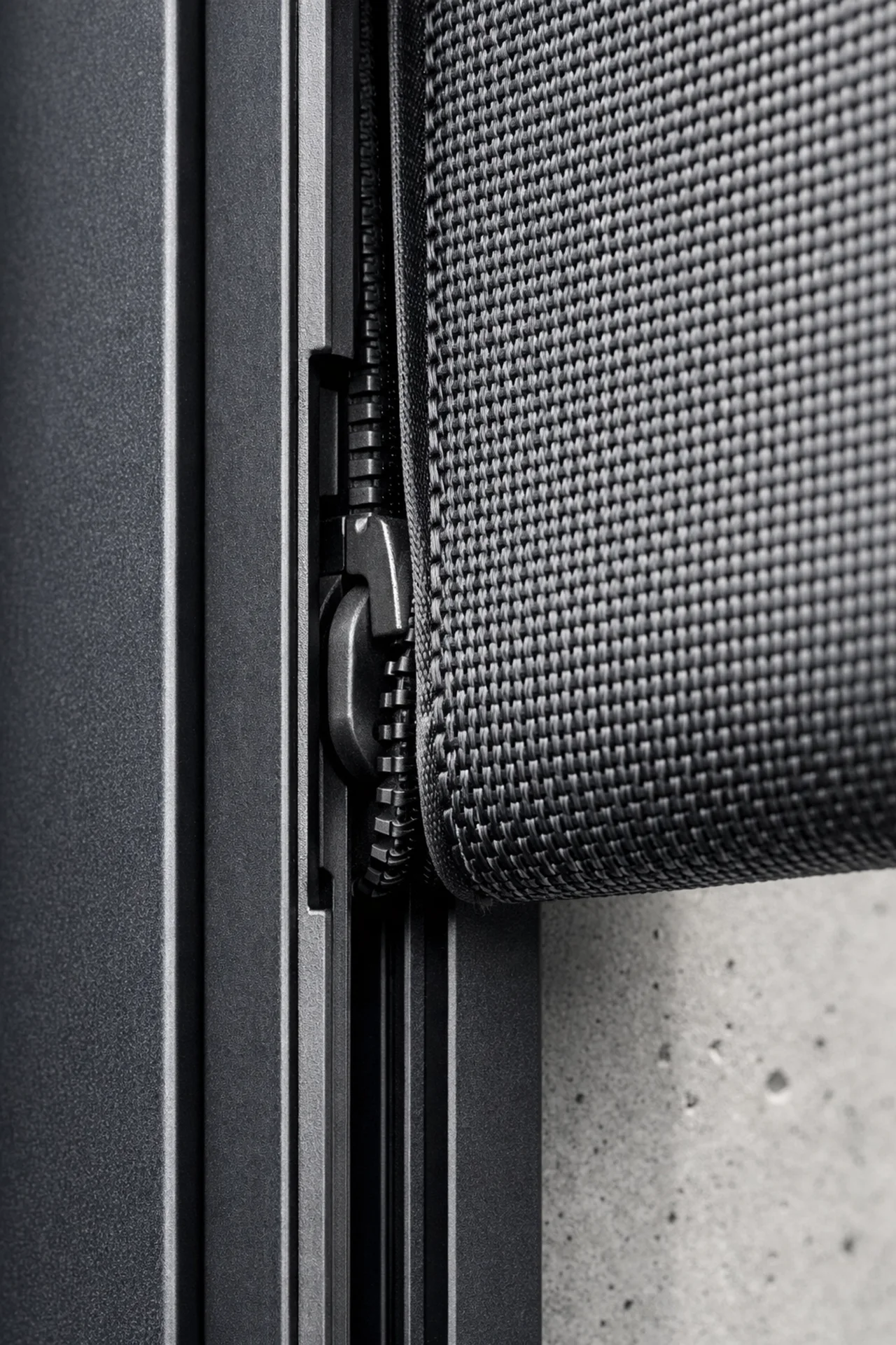 Detail eines Zip Screen Wien Führungssystems aus Aluminium für lückenlosen Insektenschutz Wien.