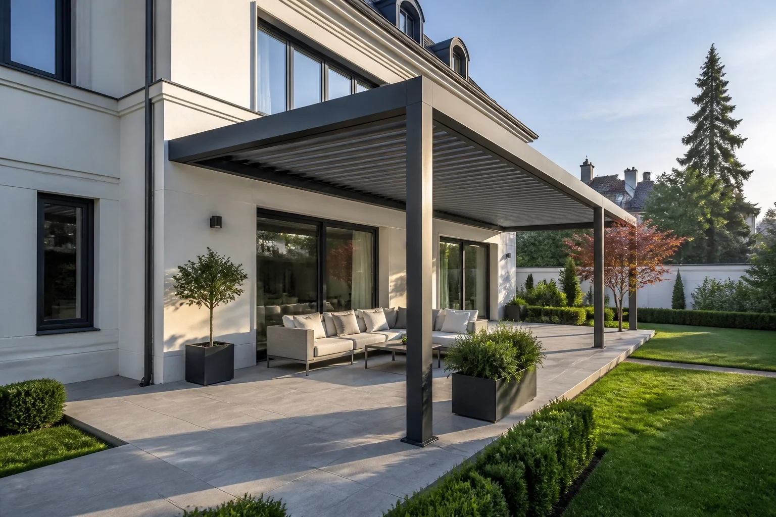 Elegante Terrassenüberdachung Wien: Lamellendach anthrazit an einer modernen Stadtvilla.