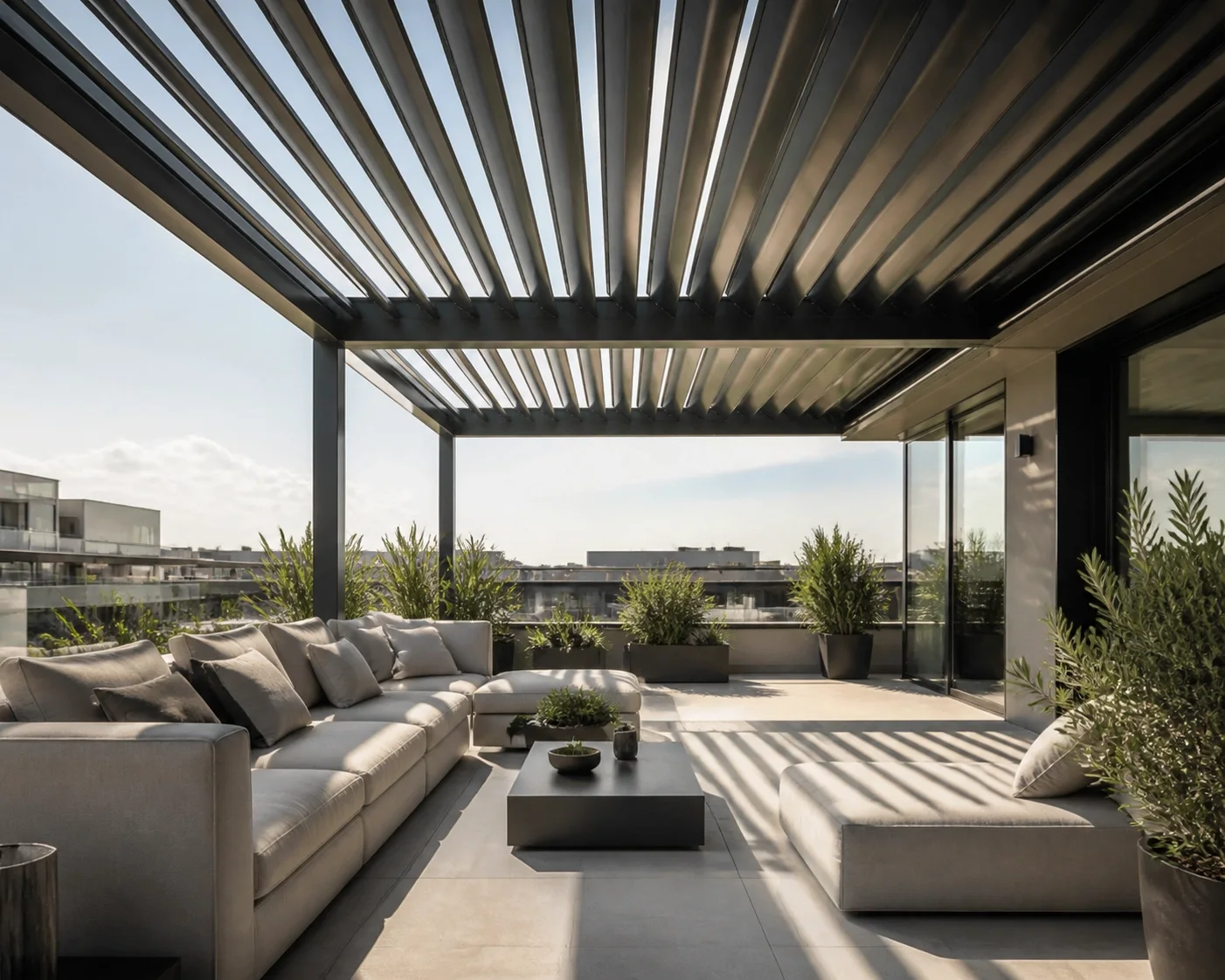 Modernes Lamellendach in Wien auf einer Dachterrasse mit stilvollen Lounge-Möbeln.