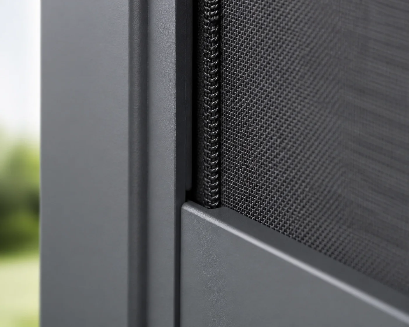 Detailansicht der Zip-Screen Führungsschiene für maximale Windstabilität und lückenlosen Insektenschutz.