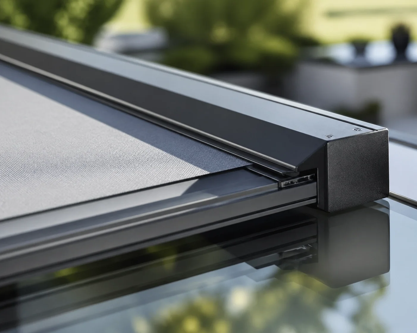 Führungsschiene einer elektrischen Aufglasmarkise auf einer Aluminium-Terrassenüberdachung.