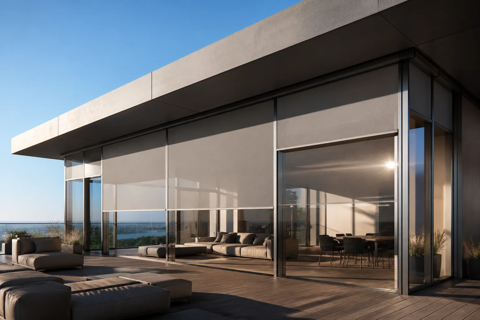 Elegante Zip Screen Wien Senkrechtmarkise an einer großen Penthouse-Glasfront für Sonnenschutz.