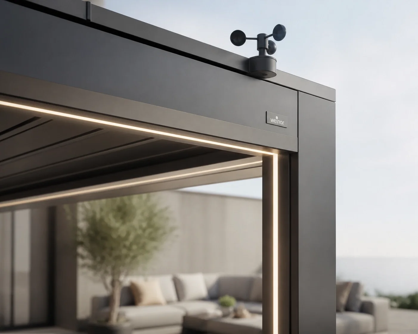 Detailaufnahme einer Terrassenüberdachung mit Windsensor und integrierter LED-Beleuchtung.
