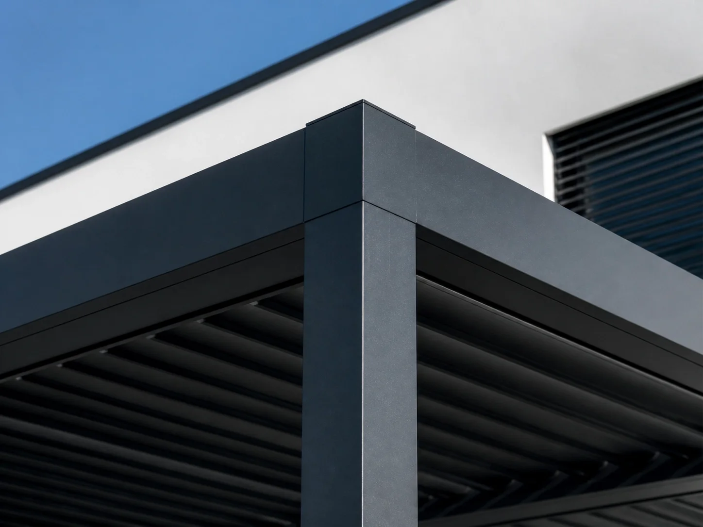 Detail einer robusten Pergola-Eckverbindung für Terrassenüberdachungen in Wien.