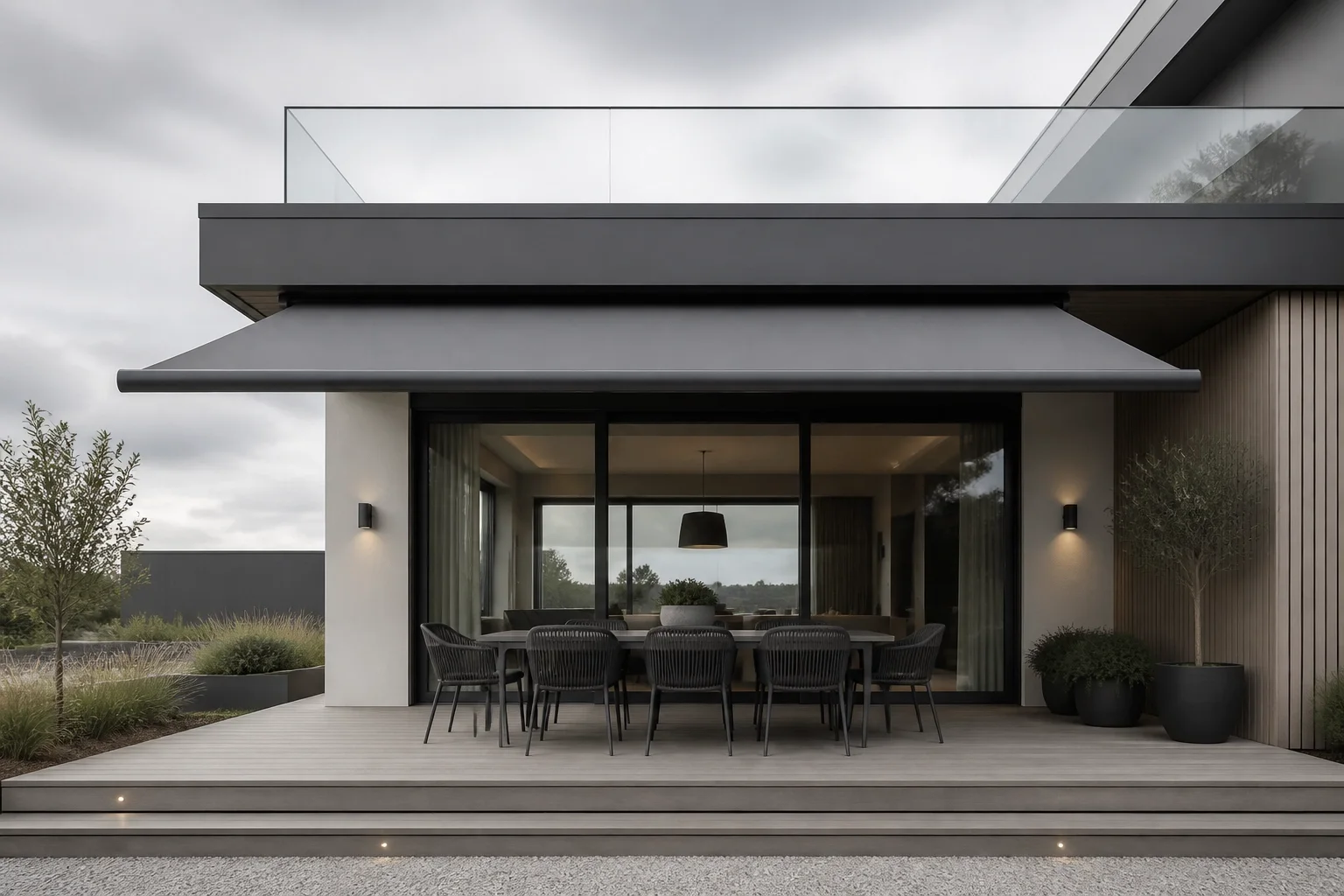 Ausgefahrene Aufglasmarkise in Anthrazit auf einer Aluminium-Terrassenüberdachung als Sonnenschutz.