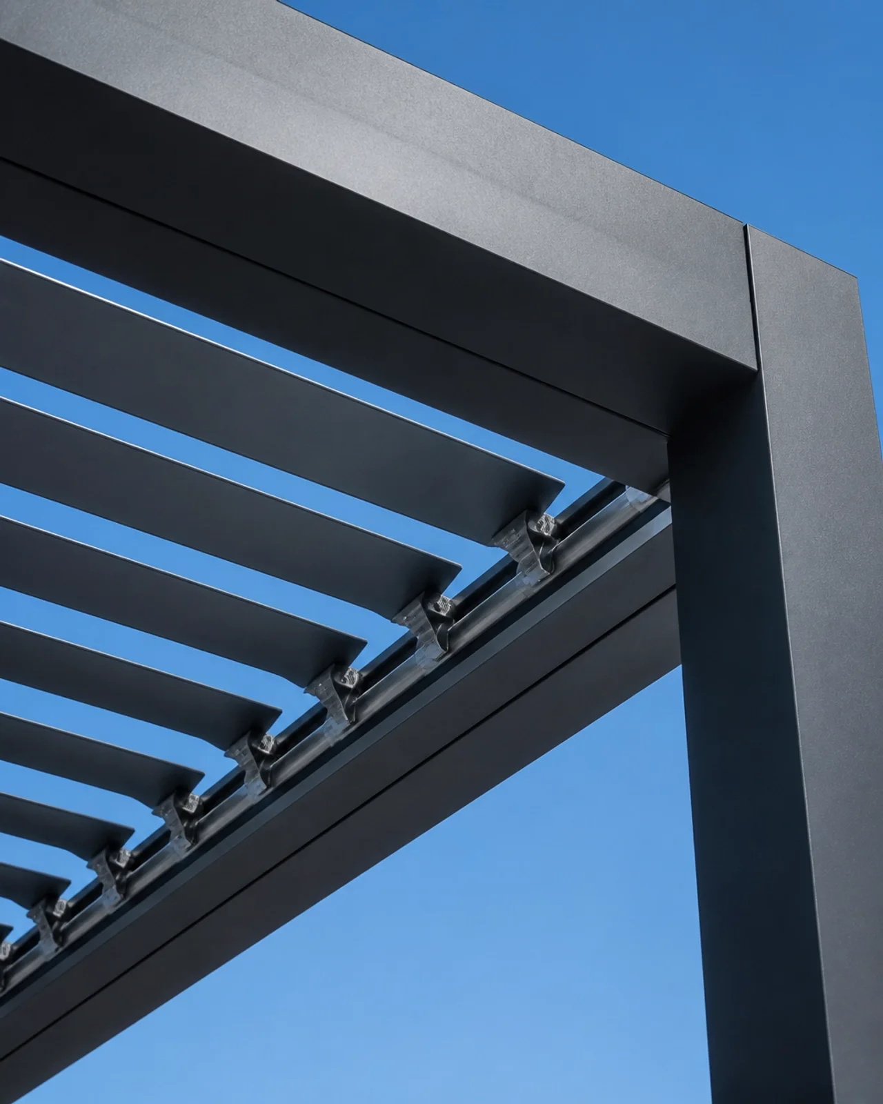 Nahaufnahme der verstellbaren Aluminium-Lamellen eines Lamellendachs bei halboffener Stellung