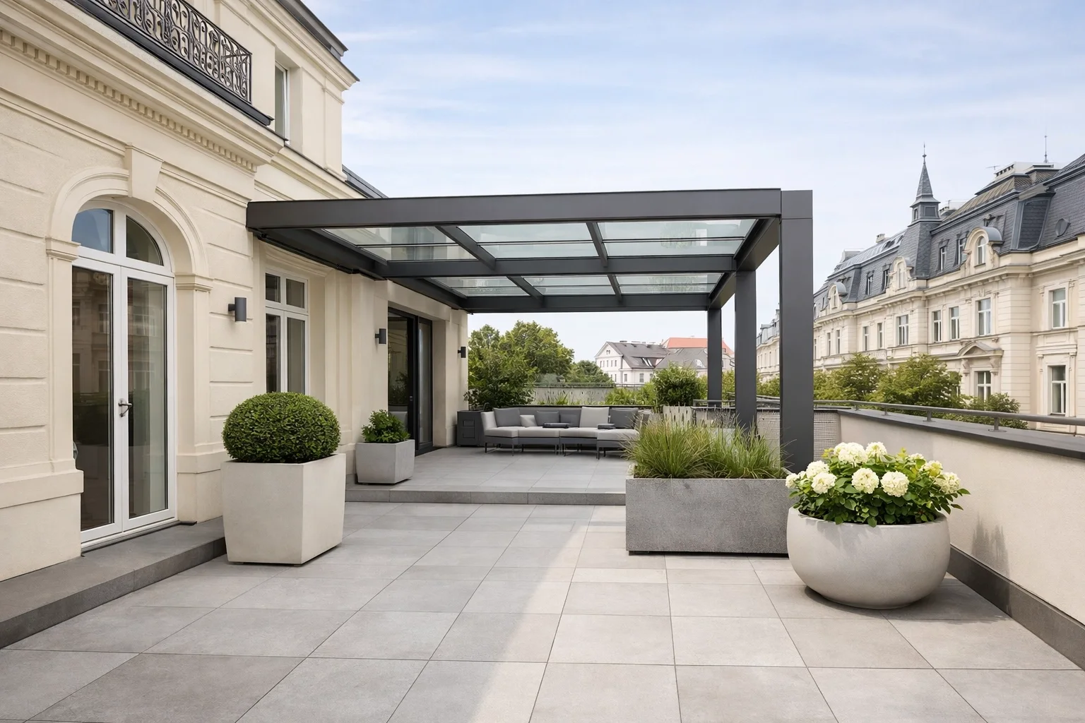 Moderne Pergola im Wiener Stadtraum als harmonische Ergänzung zu historischer Architektur.