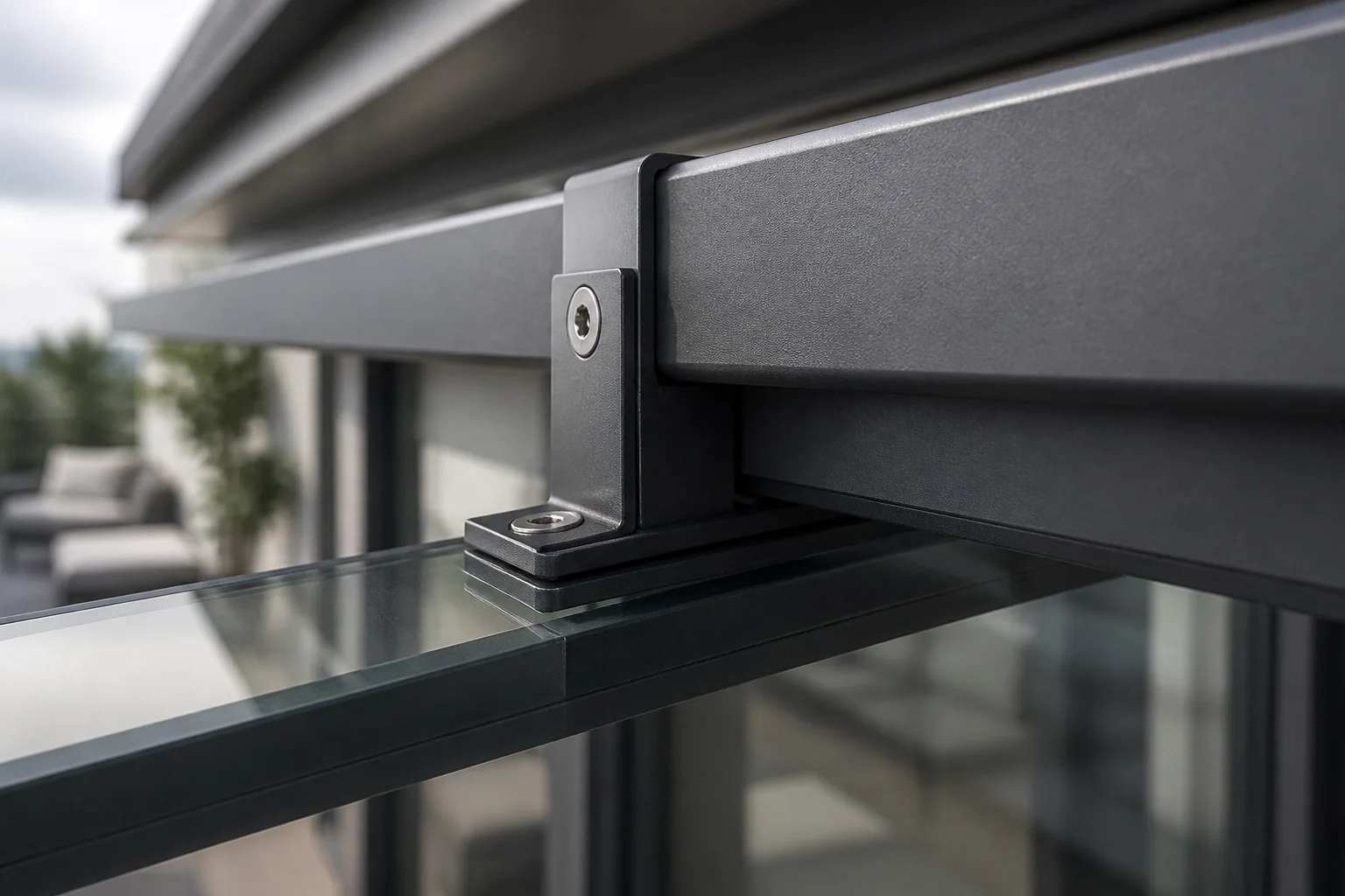Detail einer Aluminium-Führungsschiene für eine Aufglasmarkise auf einem Glasdach.