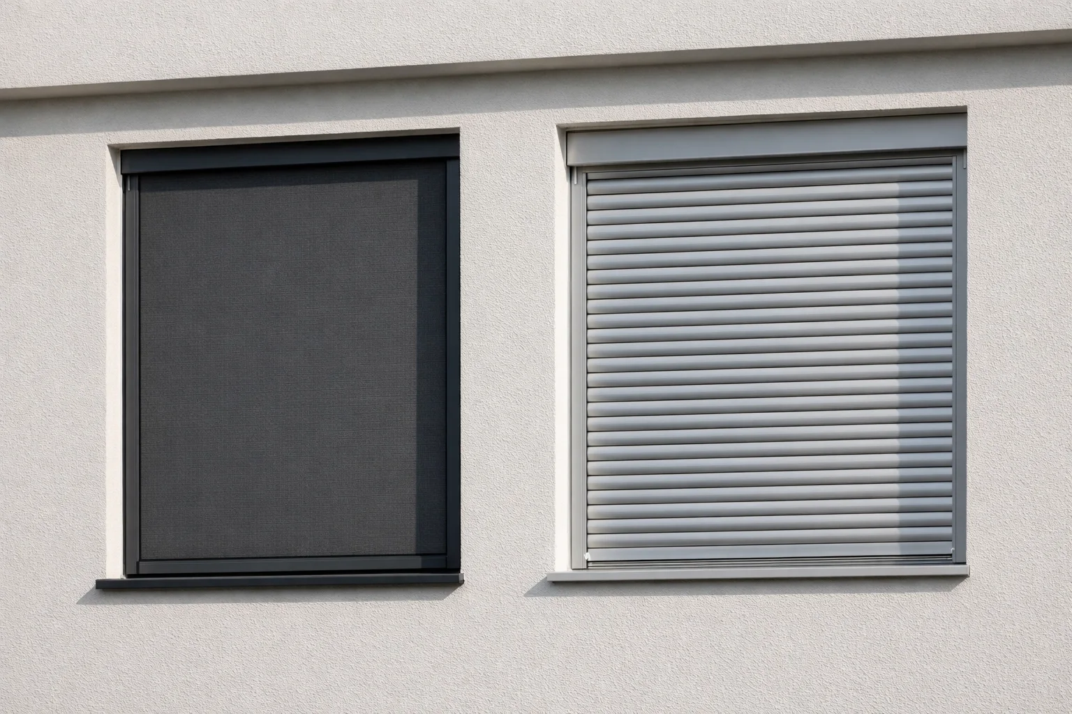 Direkter Vergleich zwischen einem Zip Screen Wien und einem klassischen Rollladen Wien an einer Hausfassade.