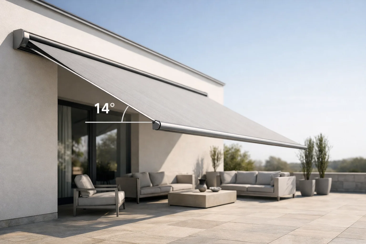 Sonnenschutz auf der Terrasse mit korrektem Neigungswinkel für optimalen Regenwasserablauf.