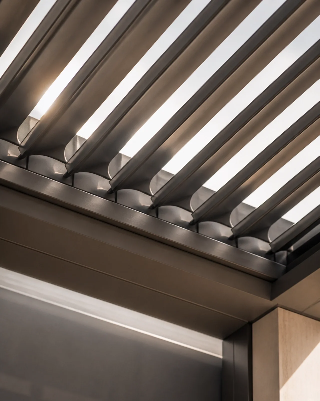 Detailaufnahme von Aluminium-Lamellen – Präzision und Design für modernen Sonnenschutz