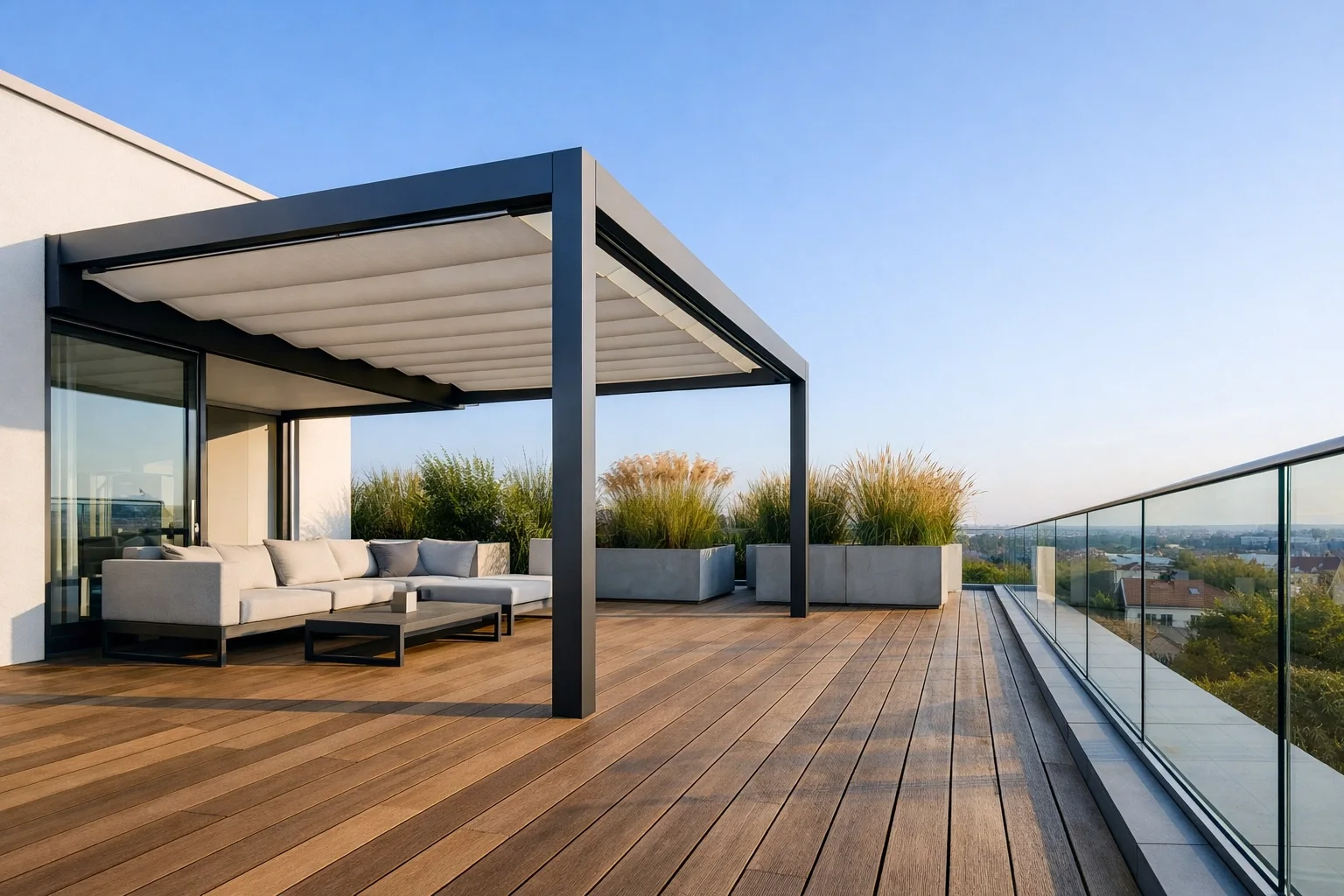 Moderne Pergola Wien mit Stoffdach und Holzterrasse als erweitertes Outdoor-Wohnzimmer.