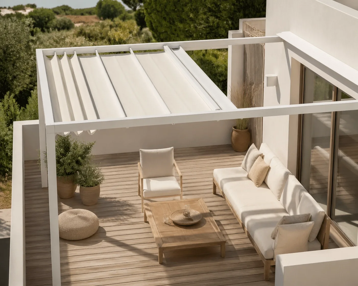 Flexibles Pergola Faltdach Wien mit weißem Aluminiumgestell über einer modernen Holzterrasse.