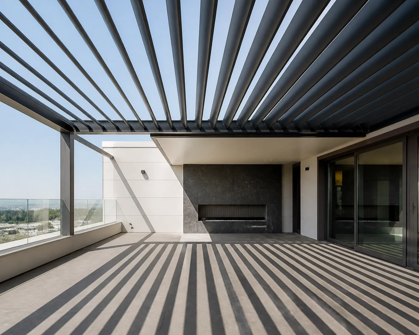 Anthrazitfarbenes Lamellendach in Wien mit verstellbaren Lamellen für moderne Terrassenüberdachungen.
