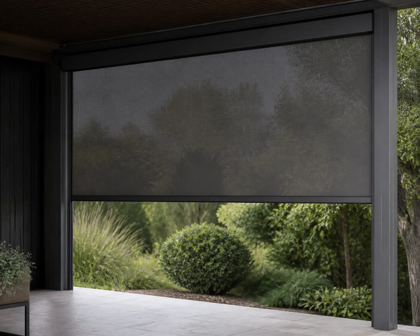 Hochwertiger ZIP-Screen für effektiven Wind- und Sonnenschutz an einer modernen Pergola in Wien.
