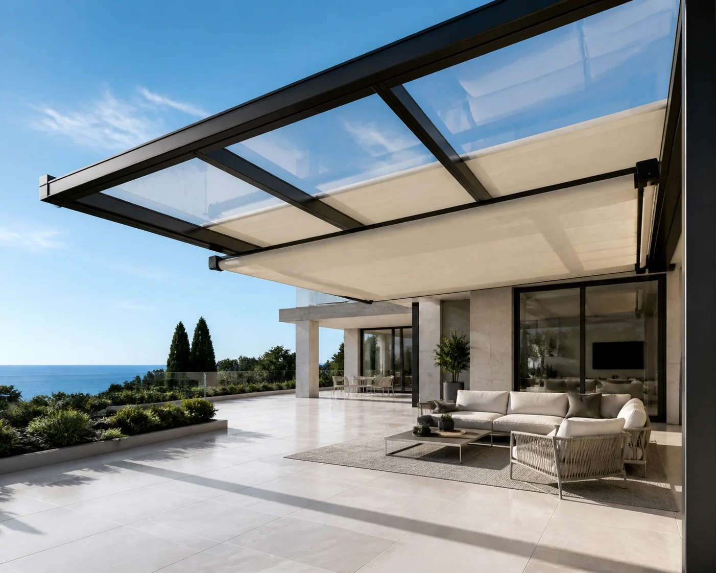 Moderne Terrassenüberdachung aus Glas mit integrierter Markise für optimalen Sonnenschutz.