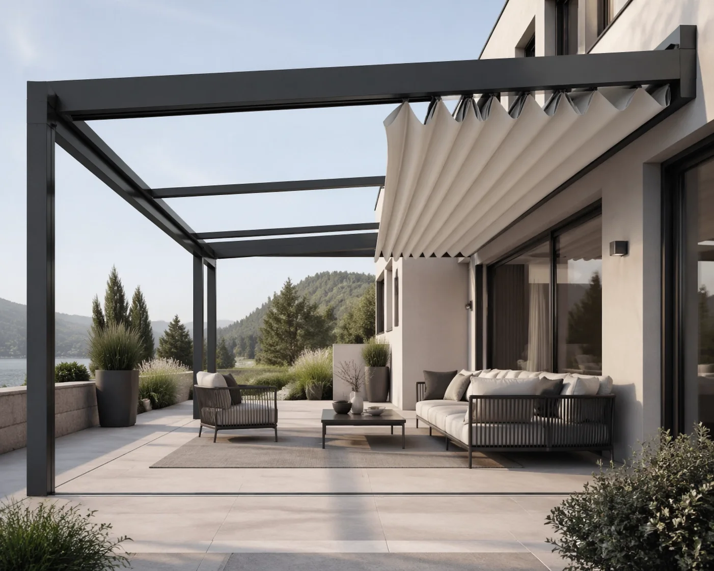 Moderne Faltdach-Terrassenüberdachung aus Aluminium mit wetterfestem PVC-Faltdach auf einer Terrasse.